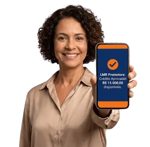 Pensionista federal sorridente mostrando celular com notificação de crédito aprovado da LMR Promotora para saque do cartão benefício SIAPE.